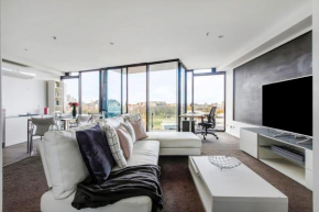 Digital Nomad Dreaming across from Albert Park